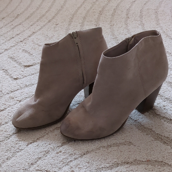 Old Navy Tan Ankle Booties with Block Heel - Picture 2 of 7